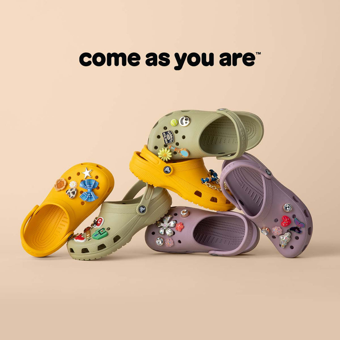 Tips para combinar tus Crocs™ de colores con accesorios